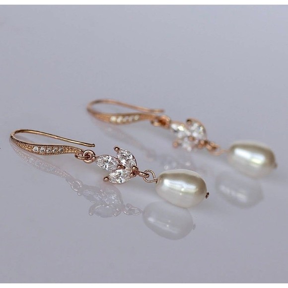 14K Gold Plated Freshwater Shell Pearl Necklace and Earrings Set - Picture 2 of 9